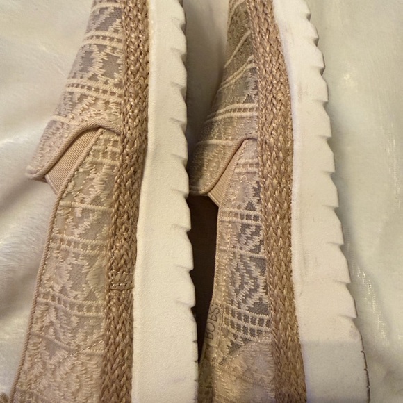 Bob’s Cream Slip-On Women Shoes - Picture 9 of 11